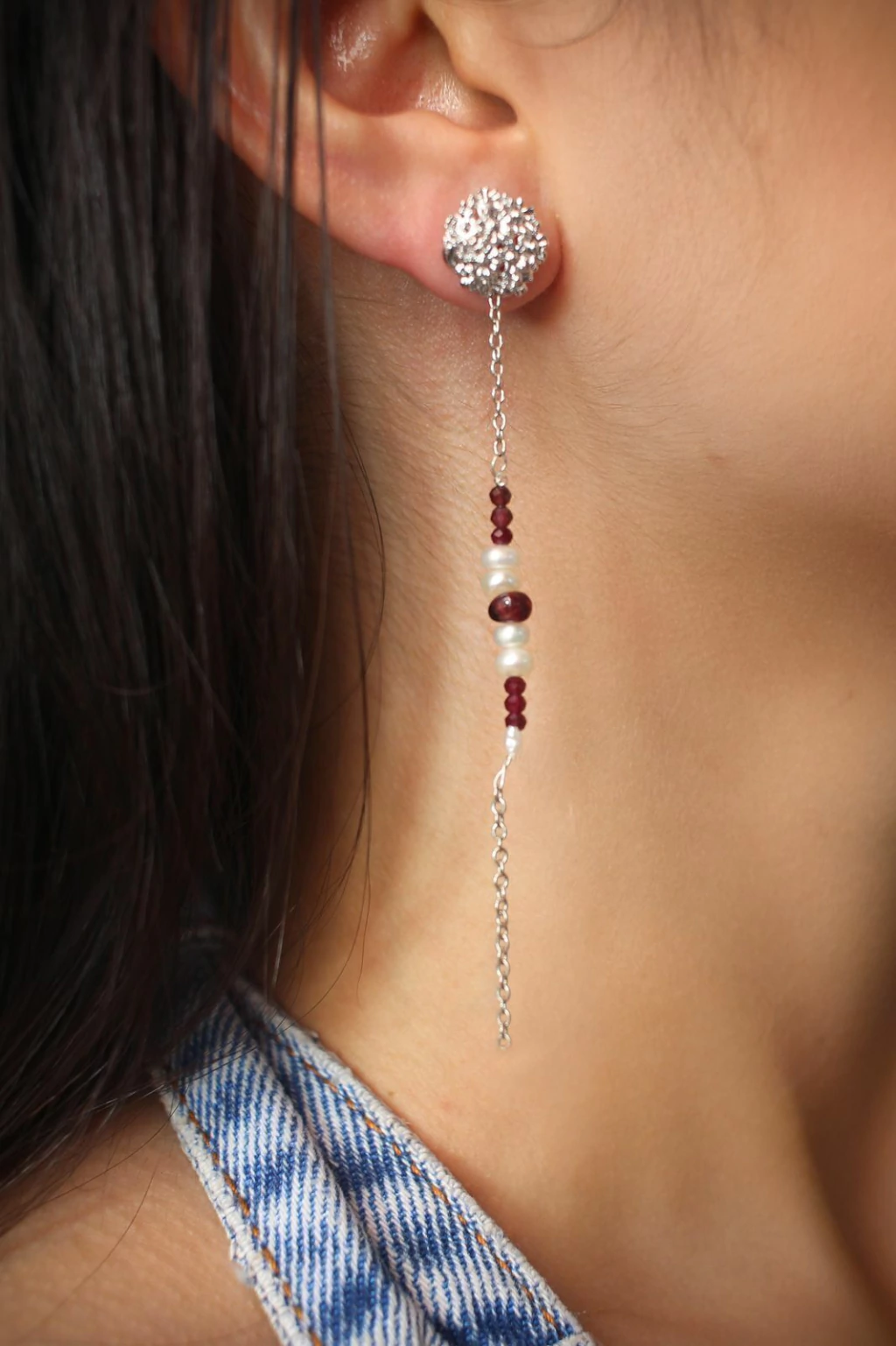 Brinco Floral Granada — Prata com Pérola e Granada